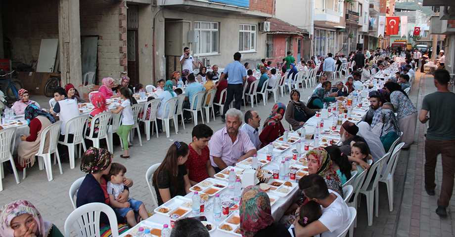 Irmak Sokak'ta İftar ve Oyuncak Coşkusu