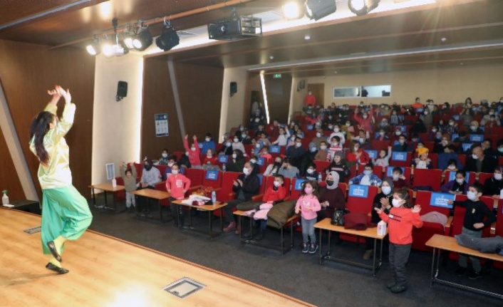 Kayseri Talas'ta çocuklara tiyatro hediyesi 