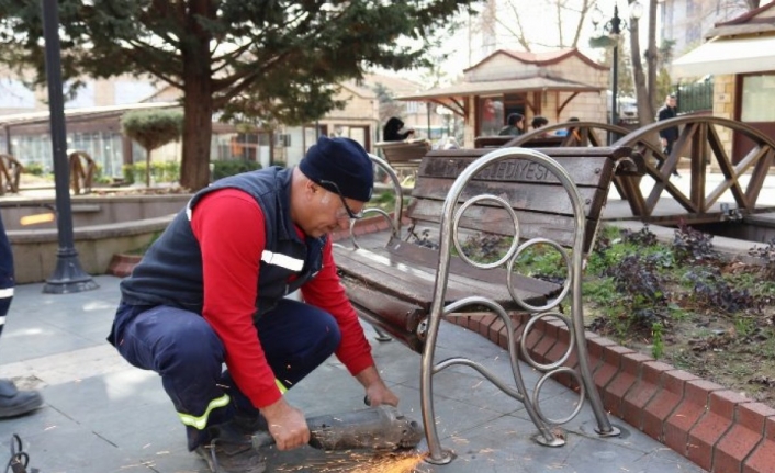 Kocaeli İzmit Belediyesi Fevziye Parkı’ndaki bankları yeniledi