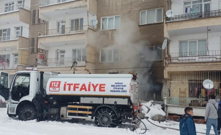 Niğde'de apartmanda yangın: 7 kişi etkilendi 