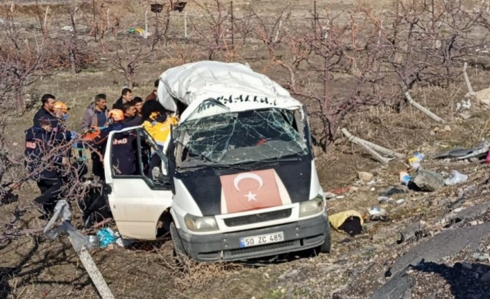 Niğde’de işçi servisi devrildi: 15 yaralı