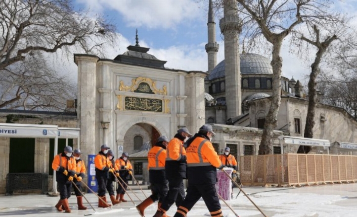 İstanbul Eyüpsultan gül suyu ile yıkandı