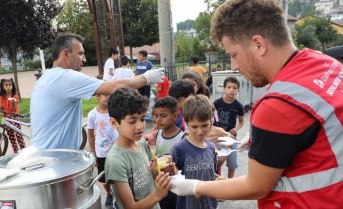 Kocaeli İzmit'te sokak oyunlarına lezzetli mola