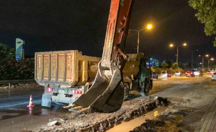 Kocaeli İzmit'te su birikintilerine gece mesaisi