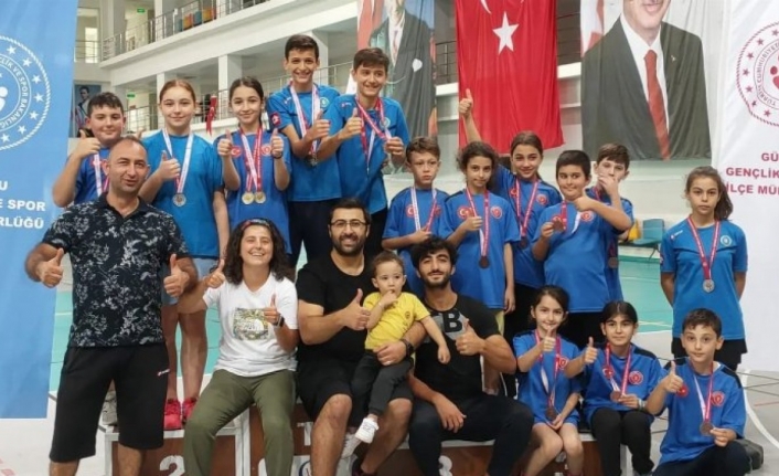 Bursa Büyükşehir Belediyesporlu badmintonculardan 4 madalya