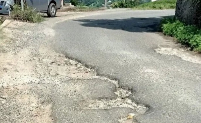 Rize Pazar'da Aktepe Grup Yolu köstebek yuvası gibi!