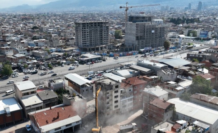 Bursa'da İstanbul Caddesi yıkımlarla şekilleniyor