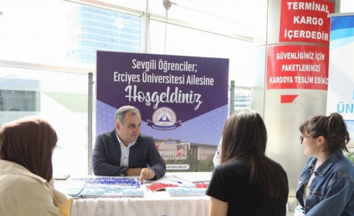 ERÜ'de yeni rektör yeni öğrencileri karşıladı