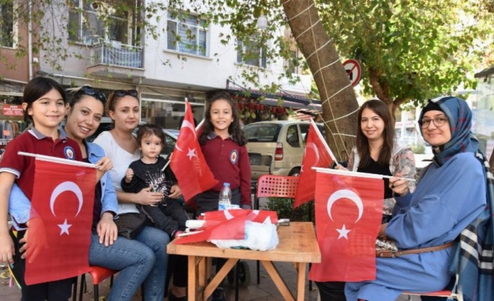 Manisa Büyükşehir 'Türk Bayrağı' dağıttı