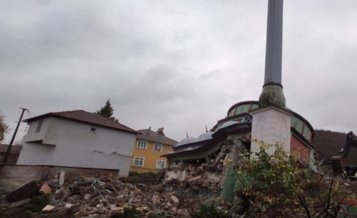 Depremde hasar gören cami yıkıldı