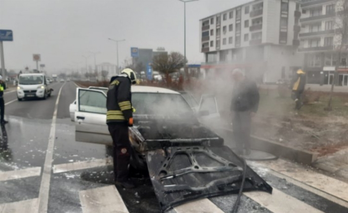 Bingöl’de kırmızı ışıkta bekleyen otomobil alev aldı