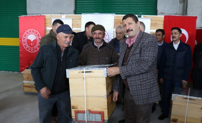 Manisa yılın son hibe fidanlarını Demirci'de dağıttı