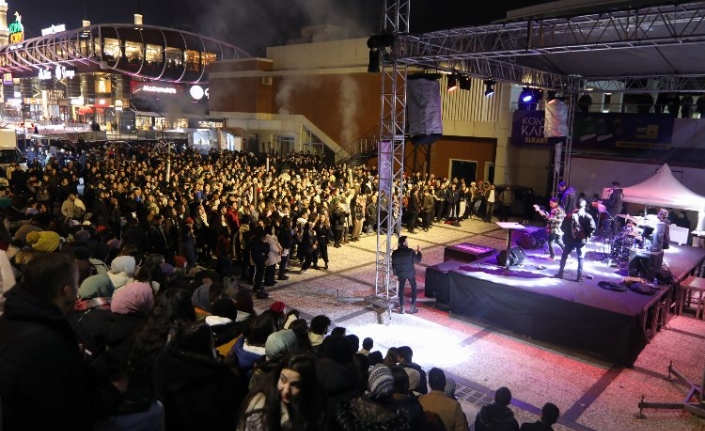 Üniversite öğrencilerinin kış festivali coşkusu