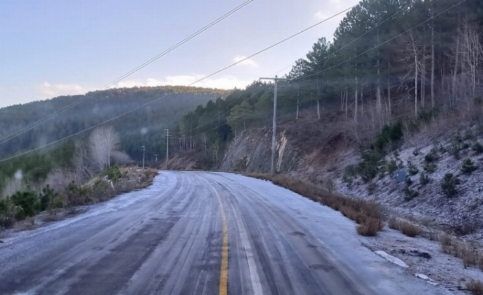 Muğla'da yollar buzlanmaya karşı tuzlanıyor