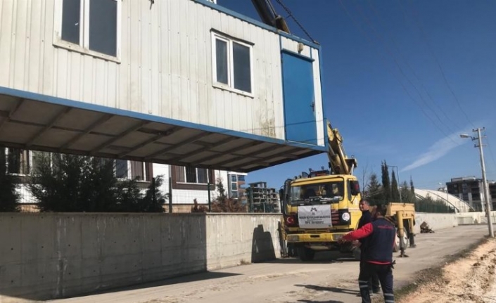 İzmit, Adıyaman'da konteyner ve çadırları yerleştiriyor