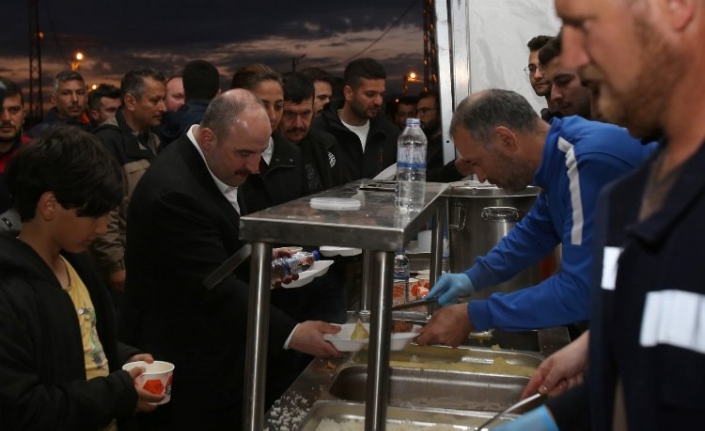 Bakan Varank, Kocaeli çadır kentte orucunu açtı