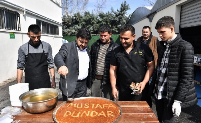 Bursa'ya göç eden depremzede vatandaştan künefeli teşekkür