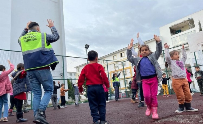 Hentbol Gönüllü Timi'nden Adıyamanlı çocuklara moral