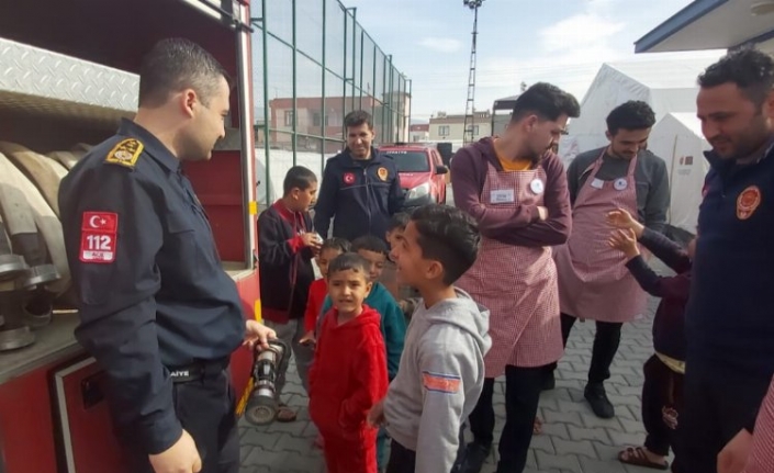 Manisa İtfaiyesi, çadır kentteki çocukları sevindirdi