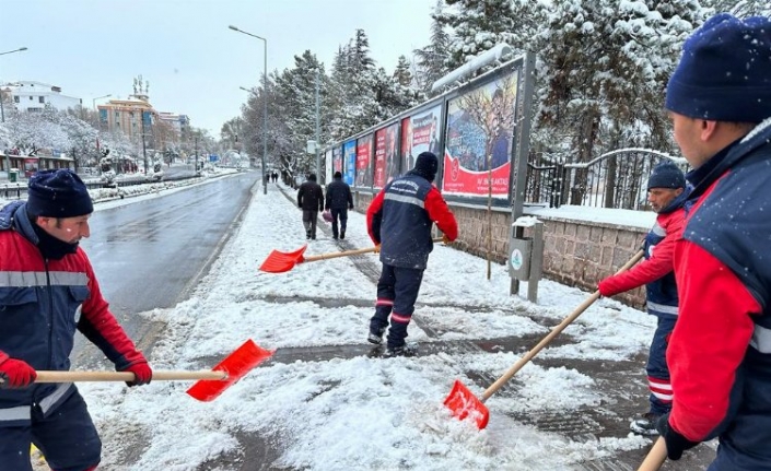 Nevşehir Belediyesi'nden kar mesaisi