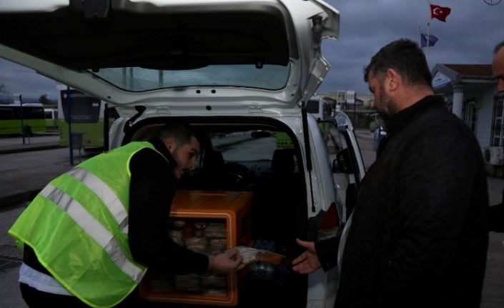 Kocaeli'den minibüsçülere sıcak iftarlık