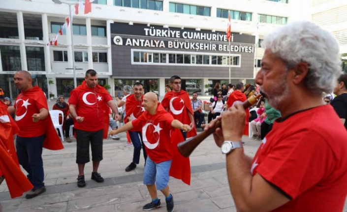 Özel gençlere davullu zurnalı asker uğurlaması