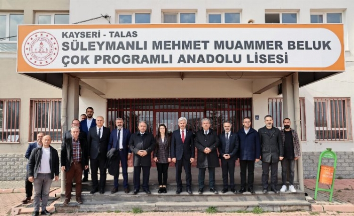 Başkan Yalçın öğrencilerin tiyatro gösterisini izledi