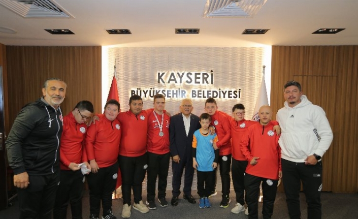 Down Futsal Takımı sporcularından Başkan Büyükkılıç’a sevgi gösterisi