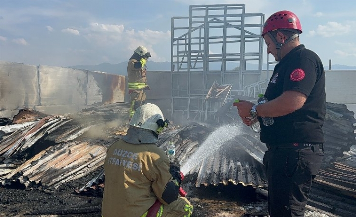 Düzce'de lastik deposunda yangın paniği