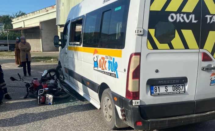 Düzce'de okul servisi ile motosiklet çarpıştı: 1 yaralı