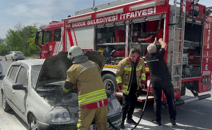 Düzce'de otomobil yangınına anında müdahale