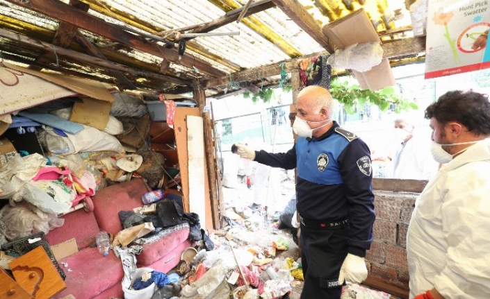 Gebze Zabıtası'ndan çöp ev tahliyesi