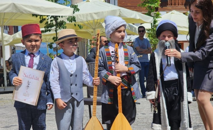 Gölcüklü öğrenciler Türkçe'nin zenginliklerini ortaya koydu