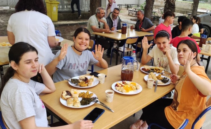 İzmir’de ‘Okulumda Sağlıklı Besleniyorum’ programı sürüyor