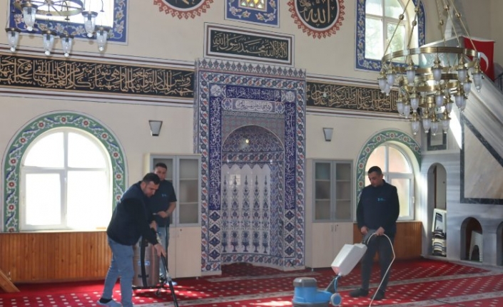 İzmit Belediyesi ibadethaneleri pırıl pırıl yapmaya devam ediyor