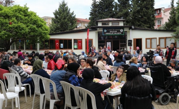 İzmit'te engelli bireyler ve aileleriyle kahvaltıda buluştu