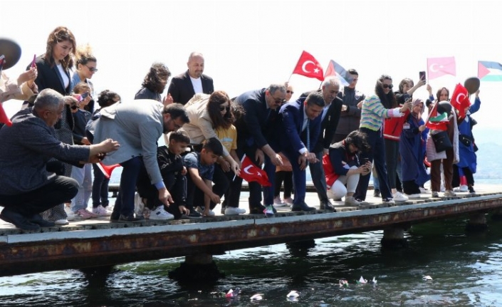 Kocaeli'den 'büyük aile' mesajı... Denize kağıttan gemiler bırakıldı