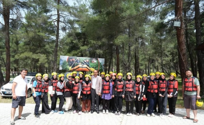 Orhaneli'nde liseli öğrenciler rafting yaptı 