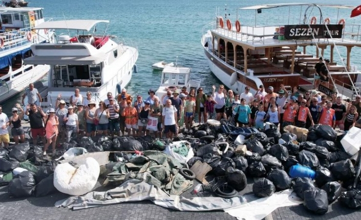 Ayvalık'ta Adalardan tonlarca çöp toplandı