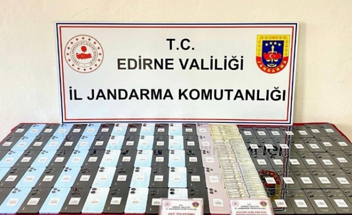 Edirne'de kaçak cep telefonu ve dolar ele geçirildi!