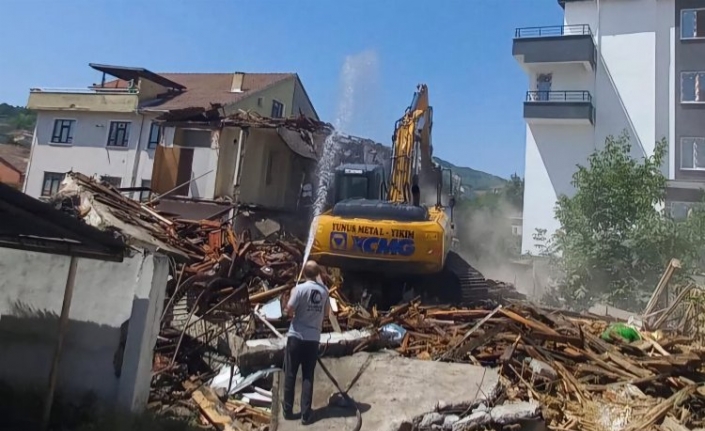 Gölcük'te metruk binaların yıkımı sürüyor