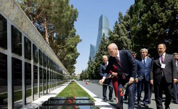 Kurtulmuş, Bakü'de şehitliği ziyaret etti