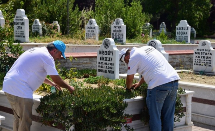 Manisa mezarlıkları bayrama hazır