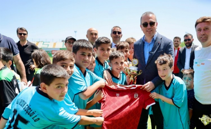 Sivas'ta Muzaffer Güner anısına futbol turnuvası