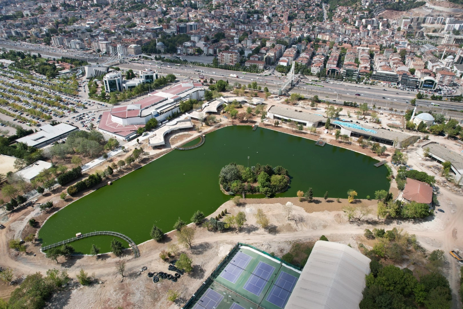 Baraçlı; 3000 metrekarelik akvaryum ilgi odağı olacak