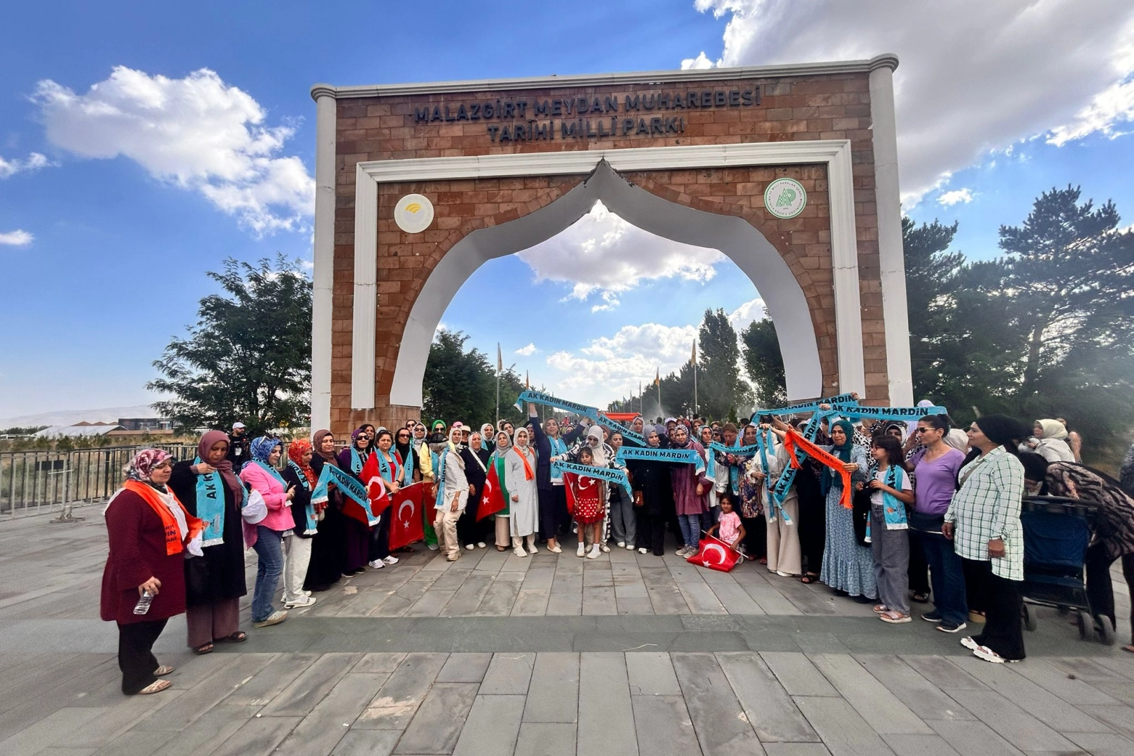 Mardinli  AK Kadınlar Malazgirt'te gövde gösterisinde bulundu 