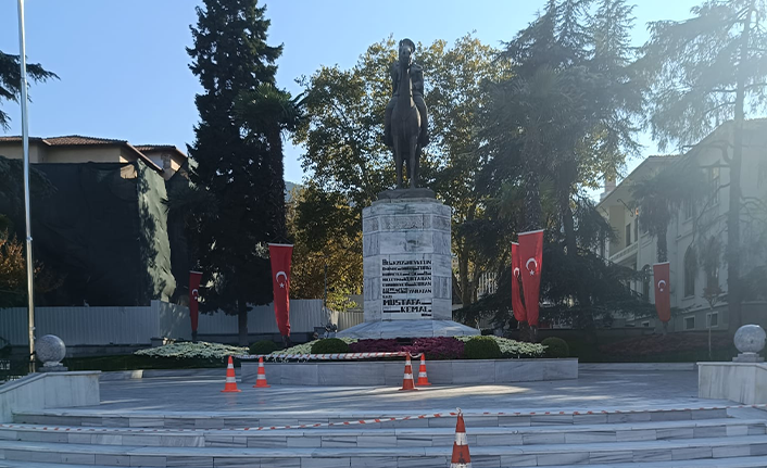 Büyükşehir’den Atatürk Anıtı’na bakım