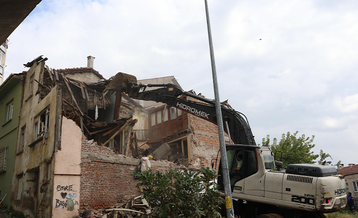 Gemlik’te Metruk Binalar Yıkılıyor