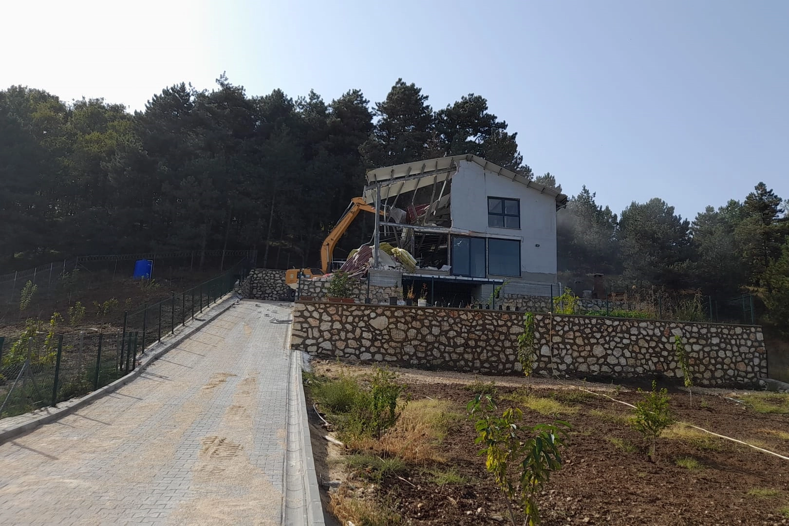 Kaçak lüks villa yıkıldı