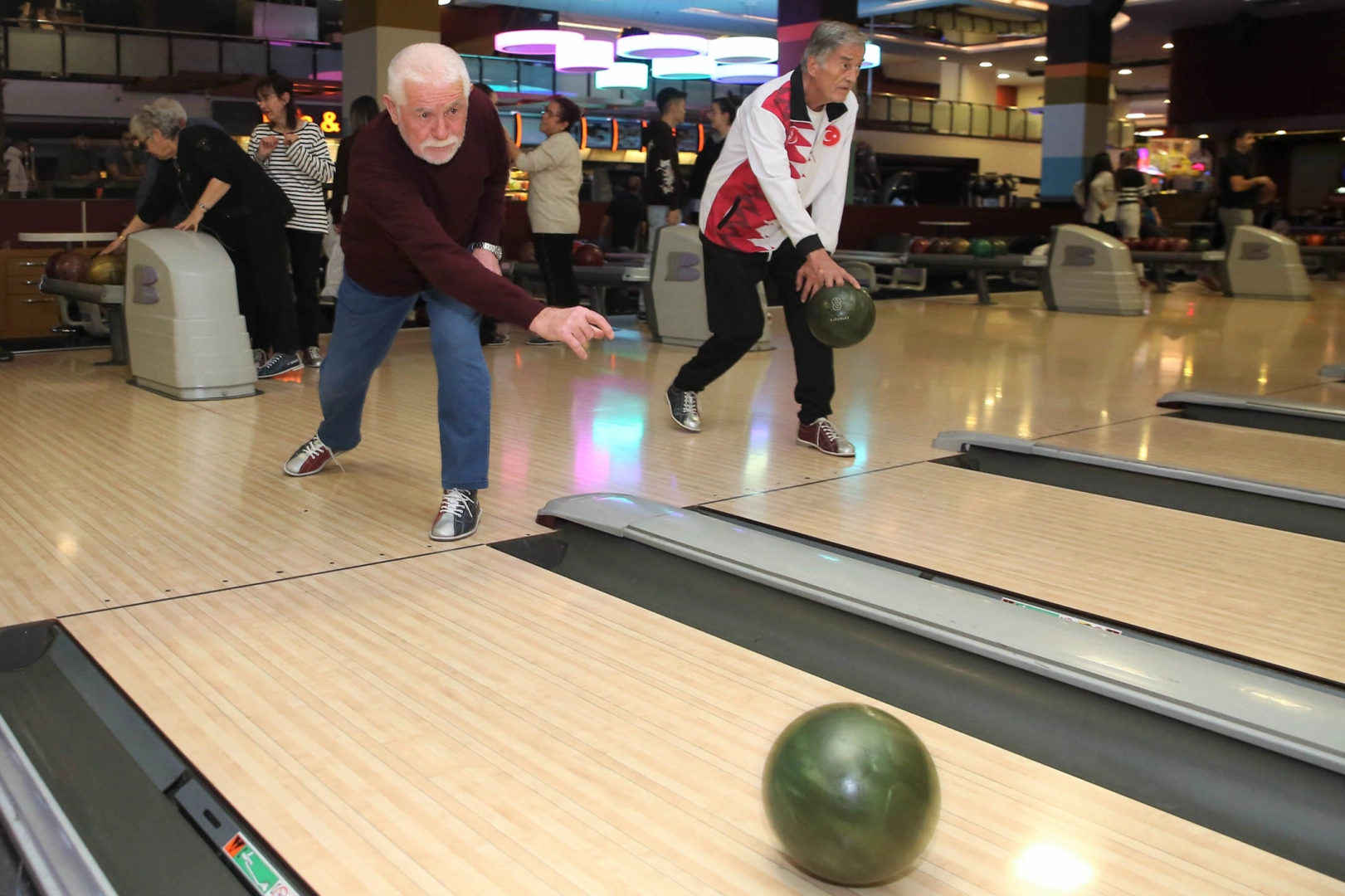 Ankara'da huzurevi sakinleri bowling ile eğlendi